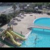 Scivoli gialli in piscina, vista verso il mare.