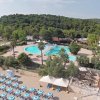 Piscina vicino alla spiaggia, vista dall'alto.