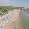 Spiaggia con ombrelloni e mare.