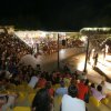Spettacolo serale all'aperto con pubblico in platea.