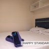 Stanza con letto matrimoniale e asciugamani.