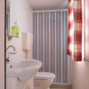 Bagno con doccia, lavandino e WC.