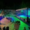 Spettacolo serale in un anfiteatro affollato.