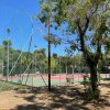 Campo da tennis recintato.