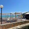 Terrazza sul mare con tavoli.