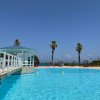 Piscina con palme e passerella.