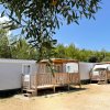 Case mobili con veranda in un campeggio.