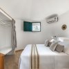 Stanza accogliente con letto matrimoniale e finestra verde aperta.