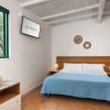 Camera da letto semplice con letto matrimoniale.