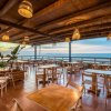 Ristorante con vista mare al tramonto.