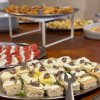 Piatto di antipasti con pane, formaggio e acciughe.