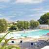 Vista panoramica di una piscina circondata da sedie a sdraio.