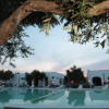 Piscina serale con edificio bianco sullo sfondo.