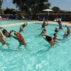 Persone che fanno esercizi in piscina all'aperto.