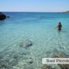 Persona in mare cristallino a Baia Piccola.