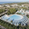 Una grande piscina circondata da ombrelloni blu.